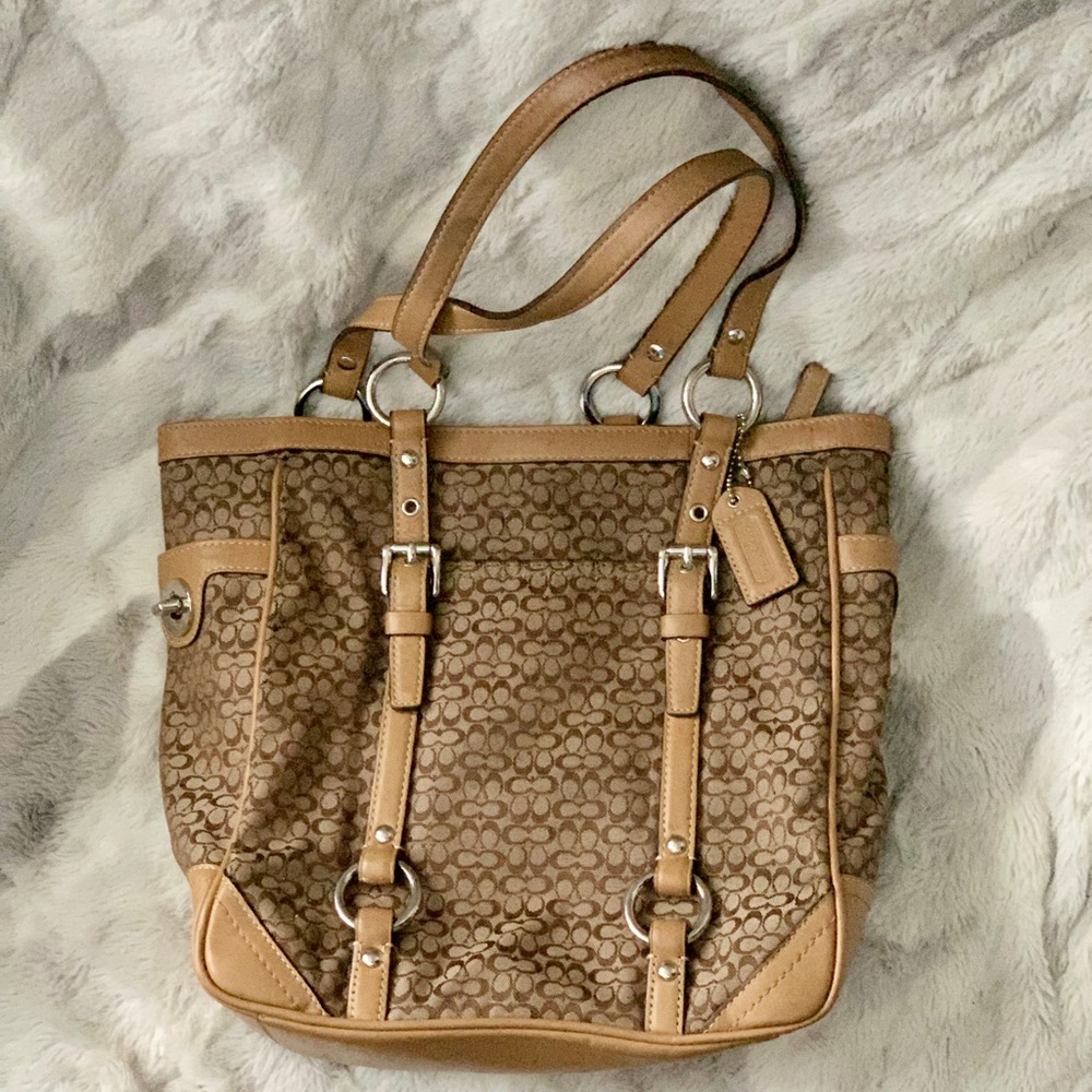 COACH
Tan/Brown Signature Leather Trim Tote
Purse 12"L×4'Wx10.5”H #B0868-F11526